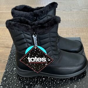 Tote’s Women’s Waterproof Snowboots
